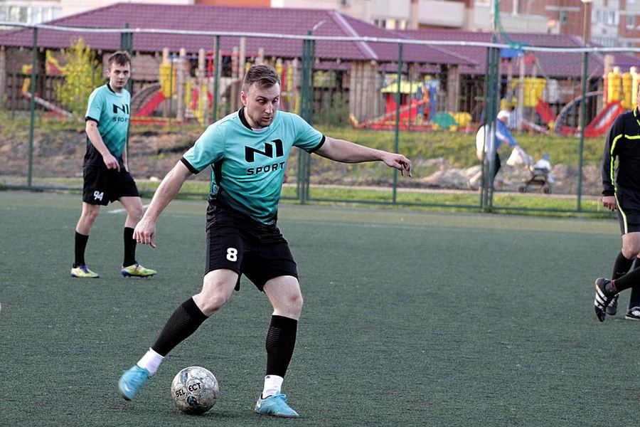 Футболист в игровой форме, отшитой N1Sport